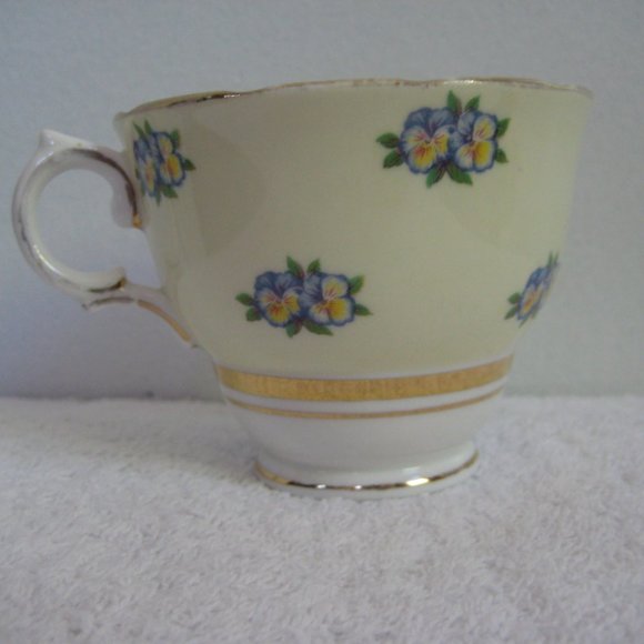 Colclough buttercream and dainty floral scalloped china teacup and saucer - Picture 4 of 4